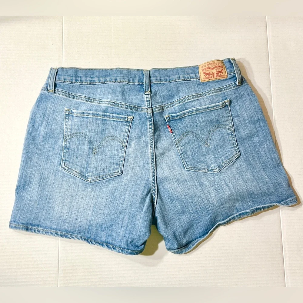 Levi’s Mid Length Jean Shorts Women’s 33 Medium Wash Denim Summer Boho Americana